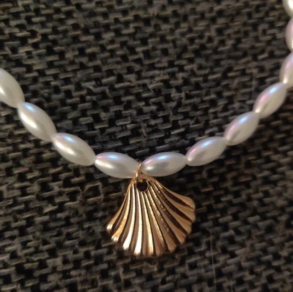 Elegant Pearl Bracelet with Gold Shell Charm - Picture 2 of 2